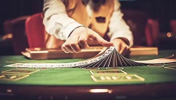 Halaman program loyalitas lolok menampilkan benefit tier VIP dan sistem poin yang transparan